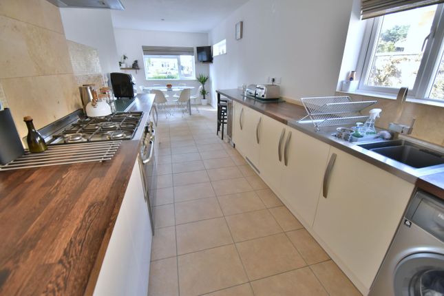 8, Heathlands Avenue, Ferndown photo 4