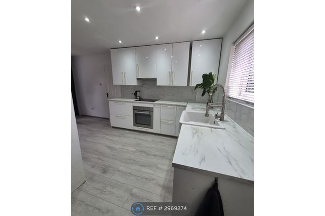 Parkhill Crescent, Wakefield photo 2