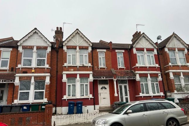 Flat to rent in Algernon Road, London