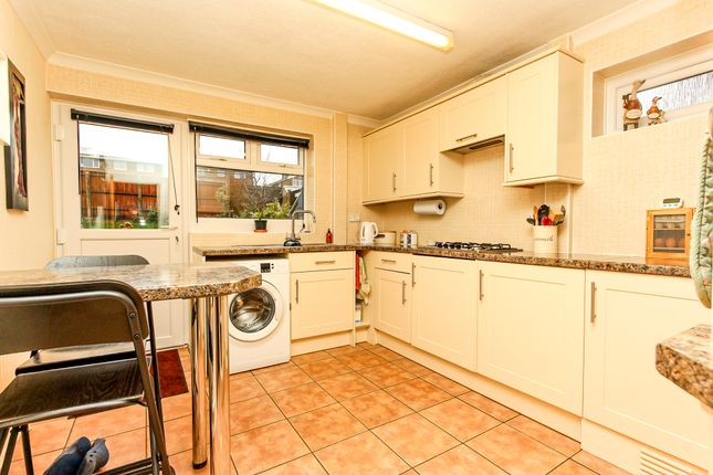 15, Fallowfield, Wellingborough photo 2