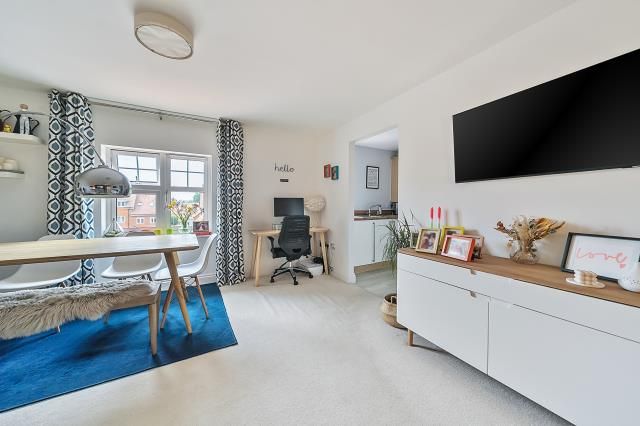 Flat 5, 25, Gomer Road, Bagshot photo 4