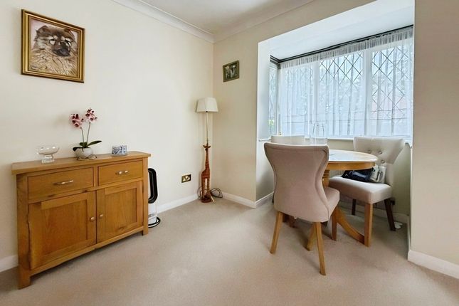 12A,, Newton Court, Windsor photo 3
