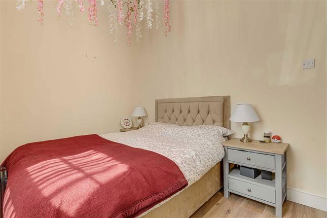 Flat 5, Montfort House, 26, Victoria Park Square, London photo 4