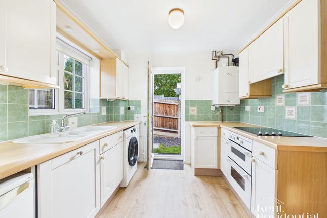 5 Cowdrey Close, Rochester photo 2