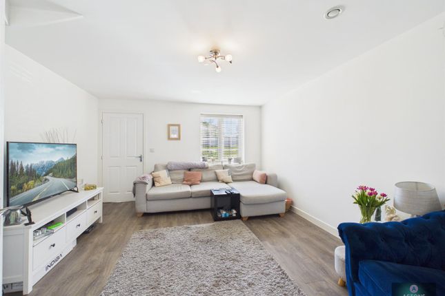 23, Emerald Road, Crawley photo 2