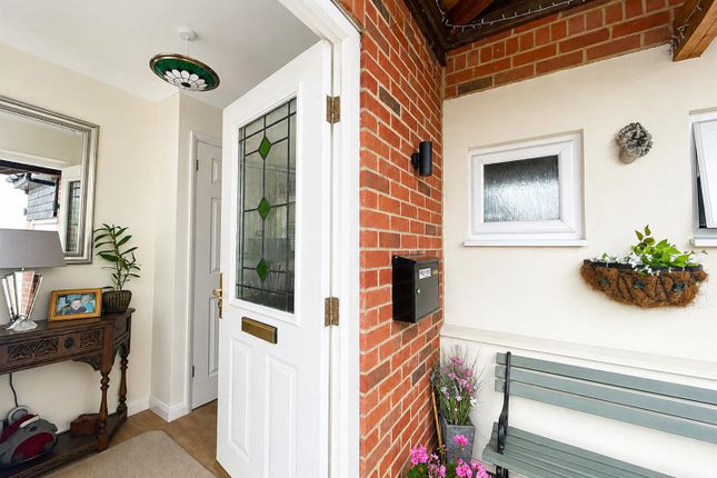 12, Farm Close, Sutton photo 2