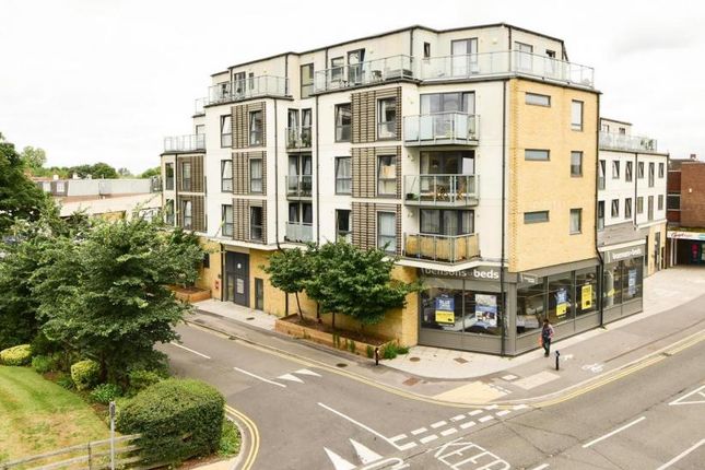 1-bed flat on Colwell House,Flat 15, Hepworth Way, Walton-on-thames, £230,000