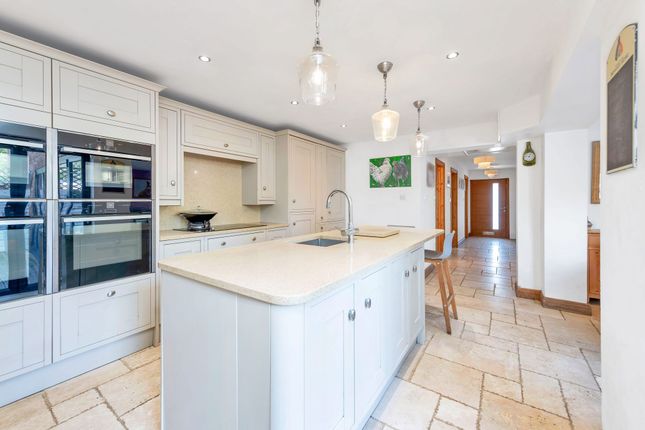 6 Valley Rise, Royston photo 2
