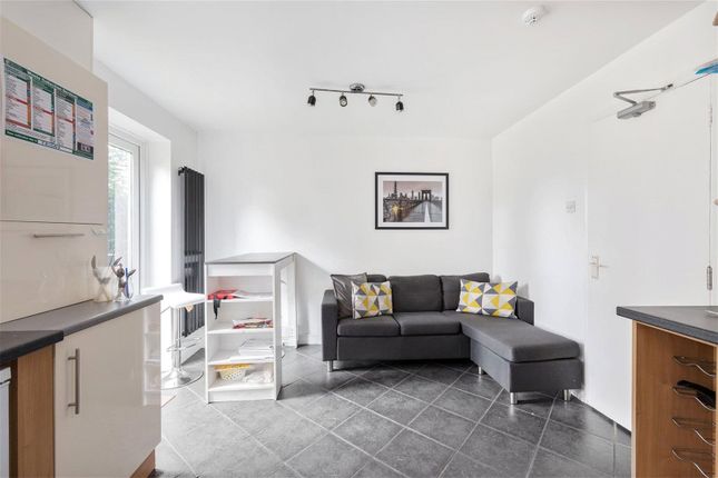 Room 1, 17, Regency Close, Chigwell photo 2