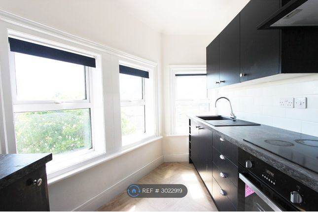 Flat, Kirkley Cliff Road, Lowestoft photo 4