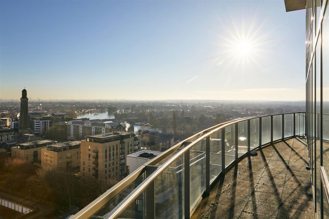 Flat to rent in Hyperion Tower, Brentford