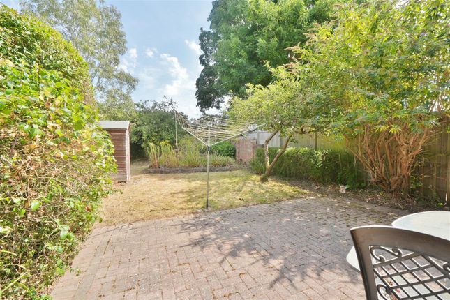 48, Lynch Hill Lane, Slough photo 3