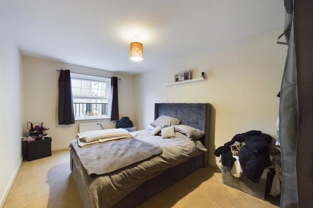 Flat for sale in Woodfield Road, Crawley