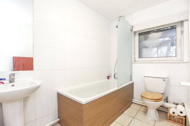 Flat to rent in Millennium Place, London