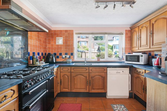 4, Santina Close, Farnham photo 3