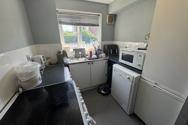 25 Naunton Way, Hornchurch photo 4