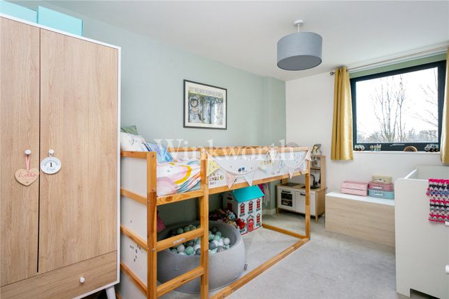 Flat to rent in Kingfisher Heights, Waterside Way, London