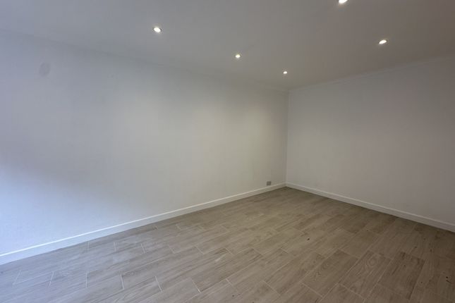 Flat to rent in Maple Mews NW6, London,
