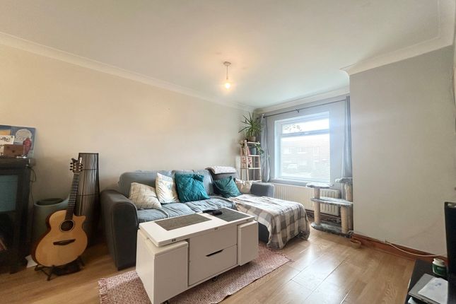 14 Hale Avenue, Milton Keynes photo 2