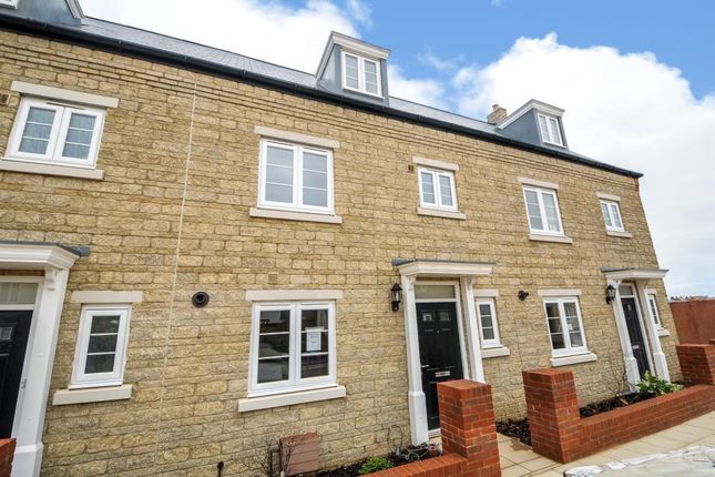 Town house for sale in Kingsmere, Bicester, Oxfordshire