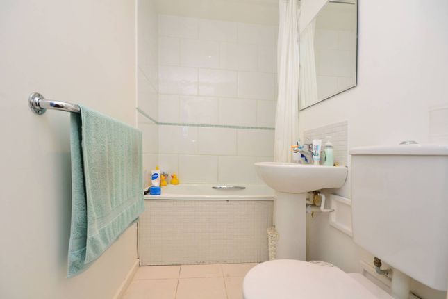 Flat for sale in Hanger View Way, Acton, London
