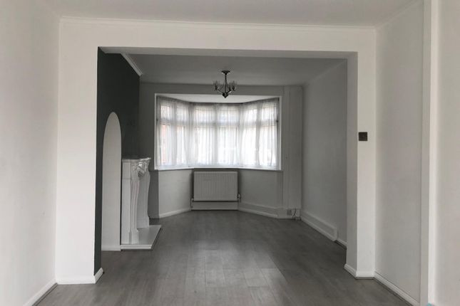 17 Abbotts Close, Romford photo 4