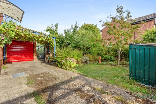 12 Vicarage Close, Aylesbury photo 2