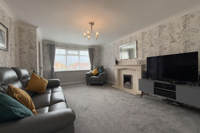 11, Gorsey Way, Ashton-Under-Lyne photo 3