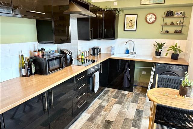 Flat 4, Hayton Court Chestnut Walk, Durrington photo 2