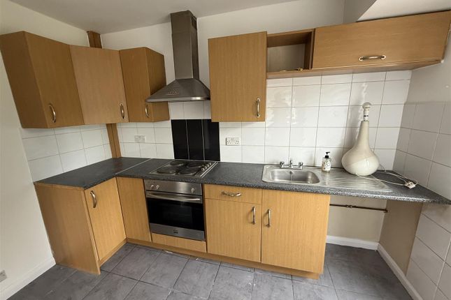20, Grove Crescent, Brierley Hill photo 5