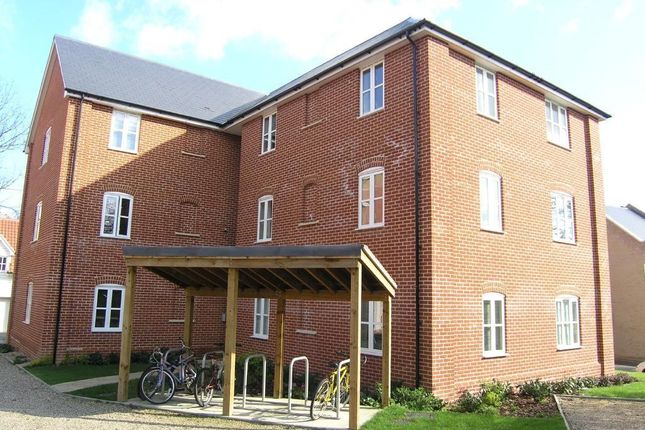 Thumbnail Flat to rent in Groves Close, Colchester, Essex