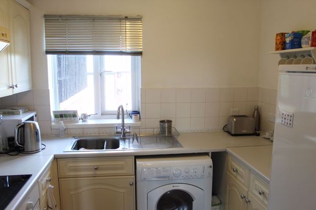 58, Roebuck Court, Didcot photo 2