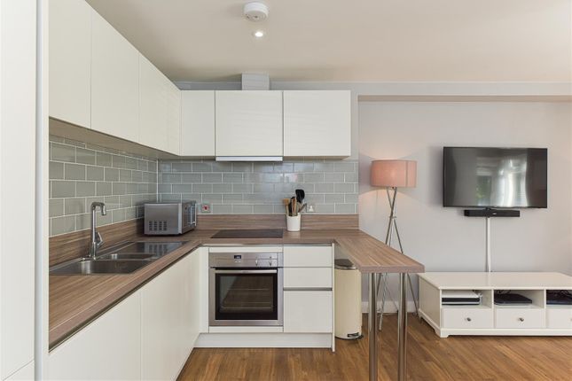 Doran Drive, Redhill photo 2
