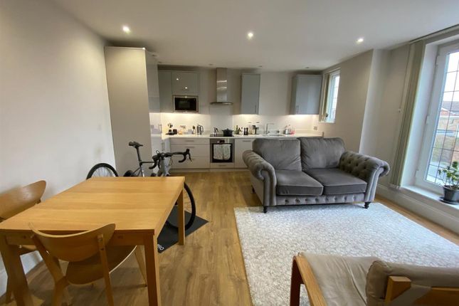 Flat 4, Burgh Side, Banstead photo 2