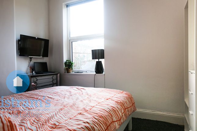 Room to rent in Room 2, Woodborough Road, Nottingham