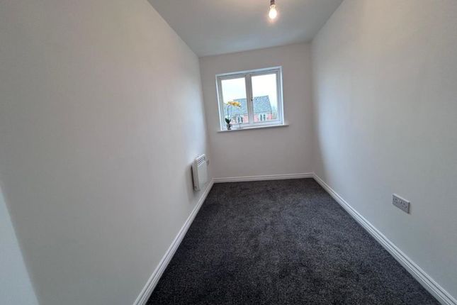 Flat to rent in Oakwood Grove, Radcliffe