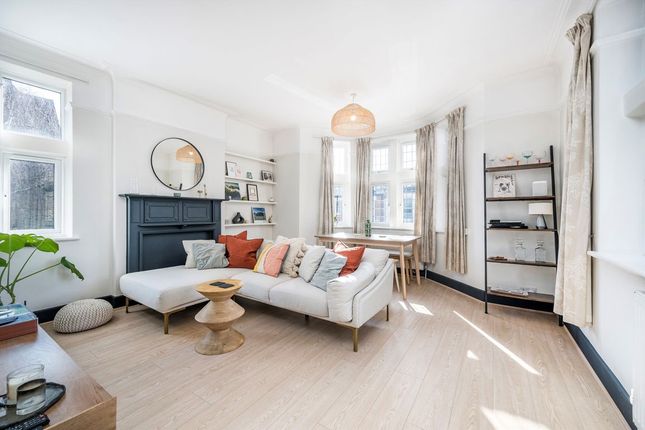 Flat 10, Cavendish Mansions, Hazelbourne Road, London photo 3