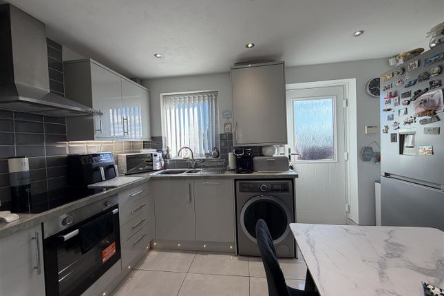34, Wakefield Road, Stalybridge photo 4