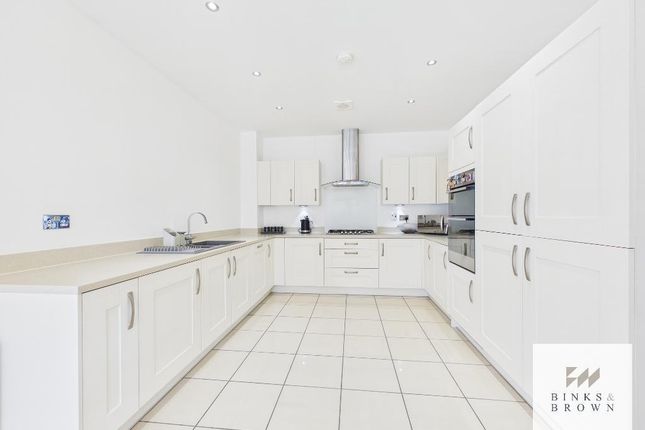 16, Orchard Way, Stanford Le Hope photo 3