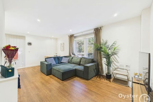 4 Carnarvon Court Howard Road, Stanmore photo 2