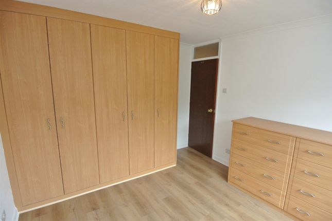 28, Greenacre Court, Englefeld Green photo 4