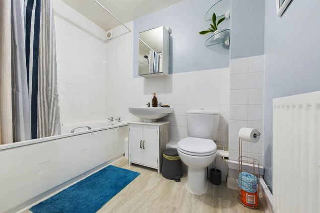 Flat for sale in Stephenson Wharf, Apsley Lock