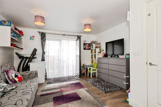 Flat 4, Aldborough House, Grant Road, Harrow photo 2