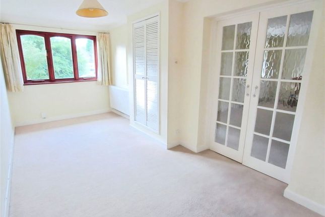 4, Caradon Close, Woking photo 4