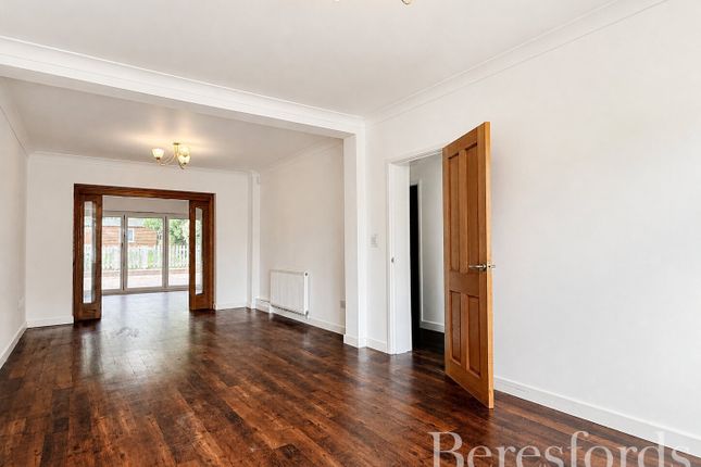 Elmhurst Drive, Hornchurch photo 4