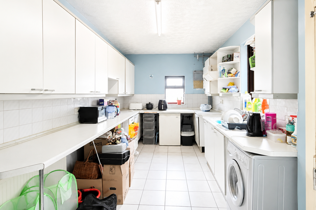 48, Russell Rise, Luton photo 3