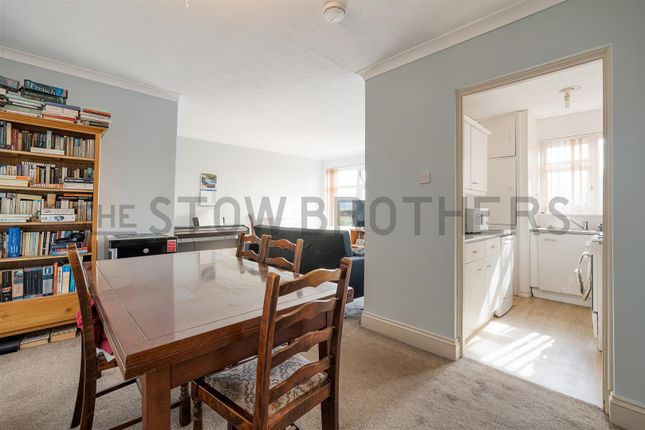 Flat 9, Briarview Court, Handsworth Avenue, London photo 4
