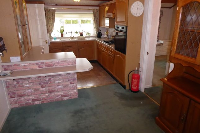 40, Laburnum Court, Redehall Road, Smallfield, Horley photo 2