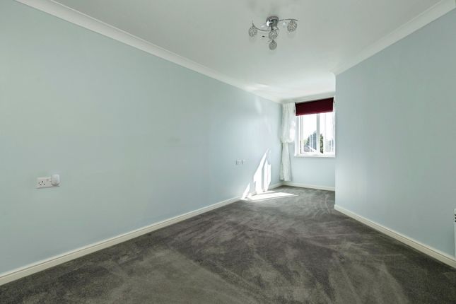 27, Ridings Court, Reigate photo 3