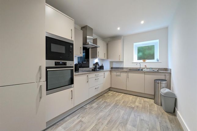 Flat for sale in Holbeck Hill, Scarborough